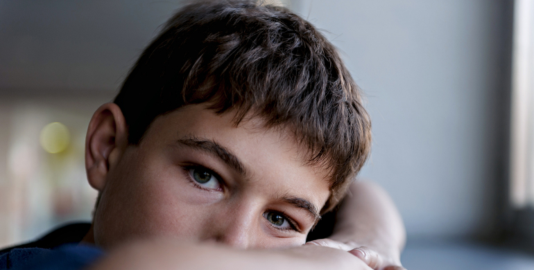 enfant mélancolique dans l'herbe