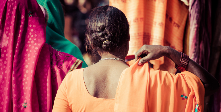 femme indienne de dos