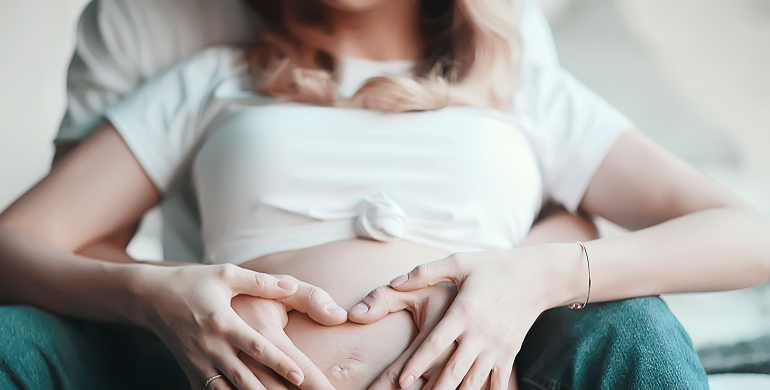 femme enceinte, ventre rond, mains sur le ventre