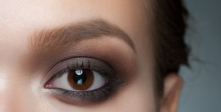 Maquillage des yeux bruns, marrons, noisettes