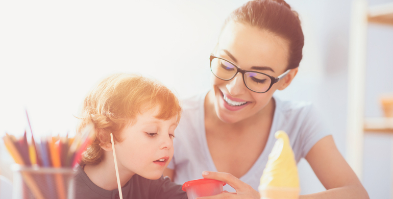 Assistante maternelle qui soigne un enfant