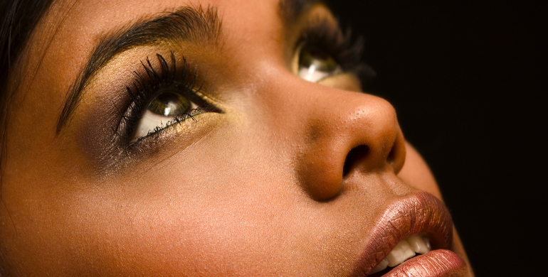 Maquillage femme à la peau métissée