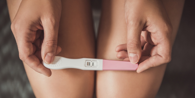 Femme et test de grossesse