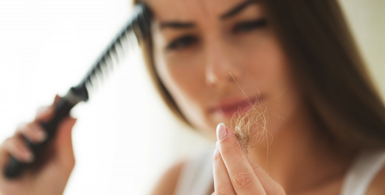 Femme qui se tire les cheveux