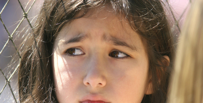 Petite fille anxieuse de l'école