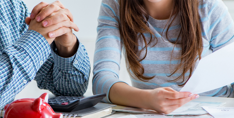 Couple qui gère son budget