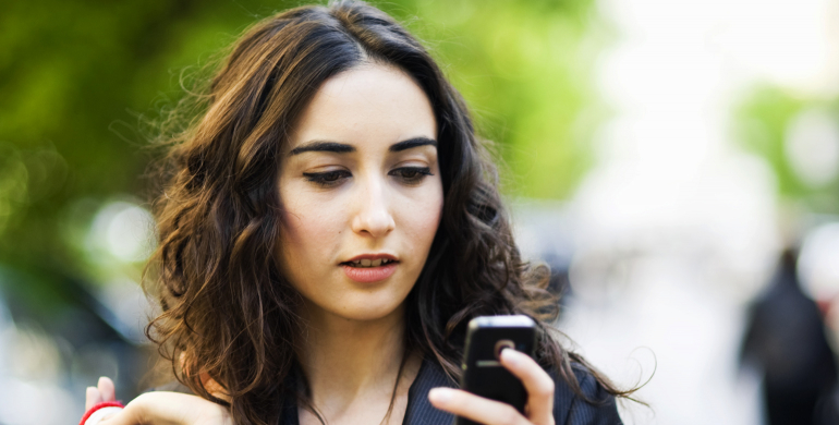 Femme téléphone sms