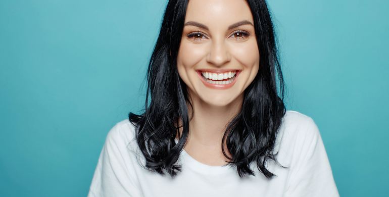 Femme souriante, dents blanches