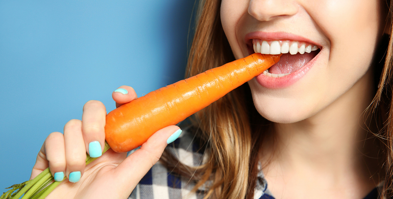 Femme souriante en train de manger