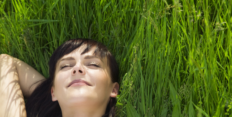 Femme allongée dans un champ, Zen