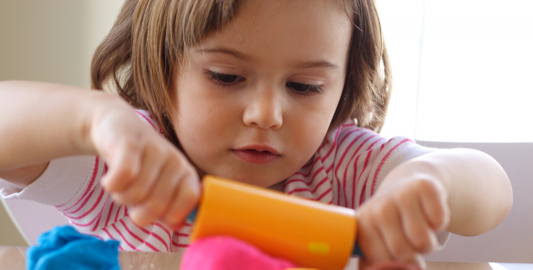 Enfant, pâte à modeler