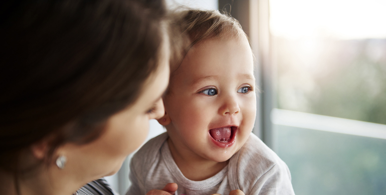 bebe maman heureuse