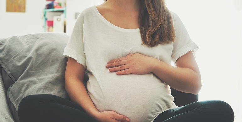 Femme enceinte couchée dans l'herbe