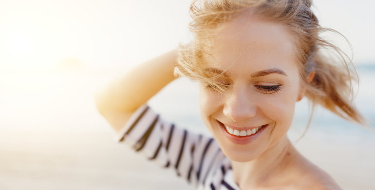 Femme, lunettes de soleil blanches