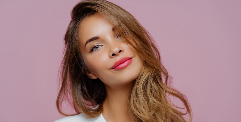 Femme, coupe de cheveux, courte