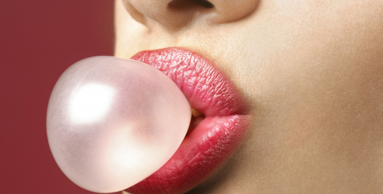 femme bulle chewing gum