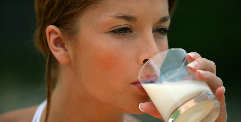 femme verre de lait