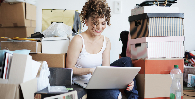 femme demenagement cartons