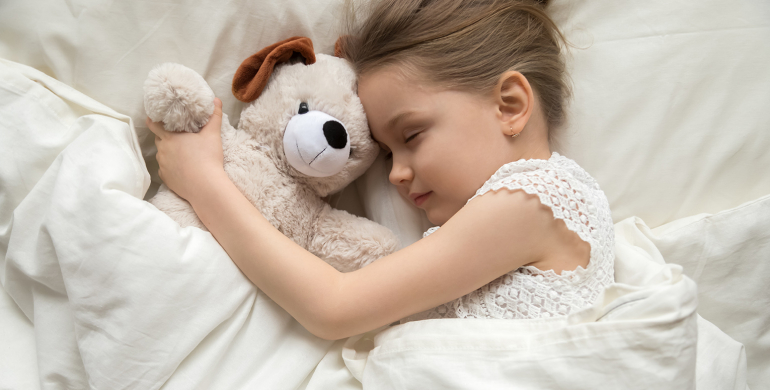 fille enfant lit sommeil peluche