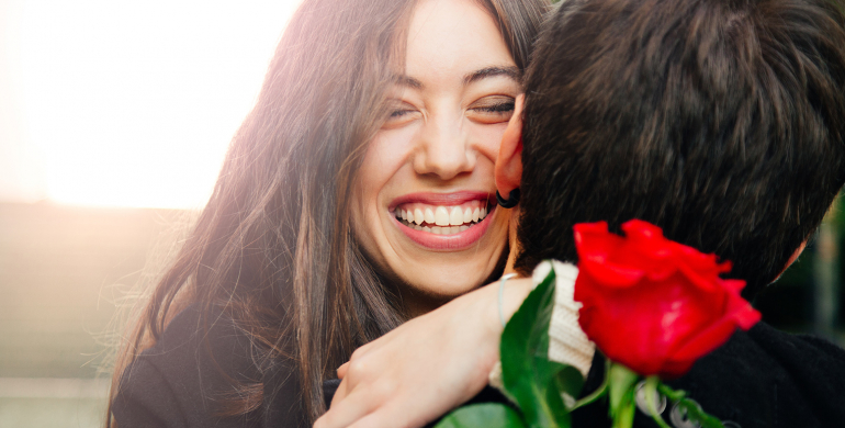 couple amoureux roses rouges