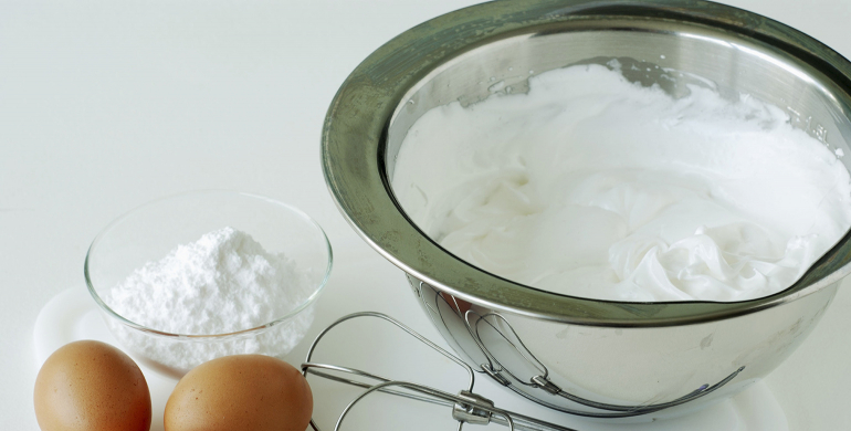 Monter des blancs d'oeufs en neige avec un fouet