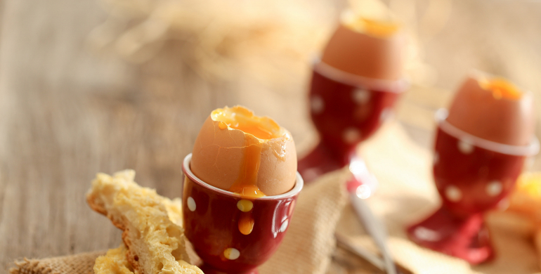 Oeuf à la coque dans son coquetier