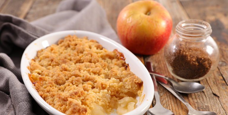 Ramequin d'un crumble aux pommes