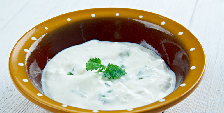 Préparation cervelle de canut : fromage blanc, ciboulette, echalotte,persil