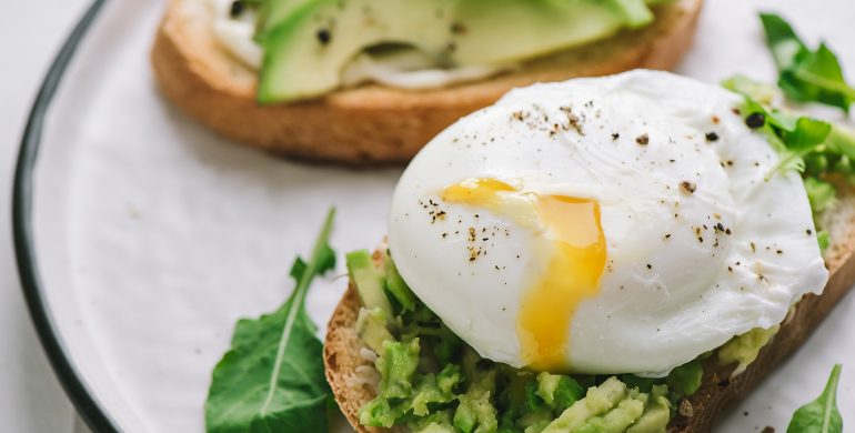 Oeufs pochés sur une tranche de pain grillée