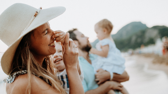 couple et enfant, vacances, mer, bébé, sable, horizon