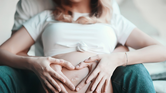 femme enceinte, ventre rond, mains sur le ventre