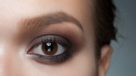 Maquillage des yeux bruns, marrons, noisettes