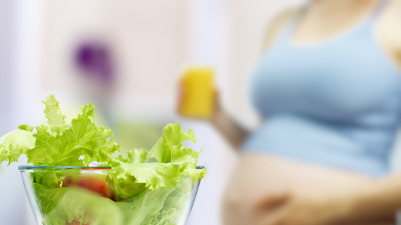 Femme enceinte qui s'apprete à manger des crudités