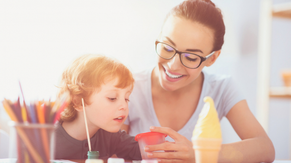 Assistante maternelle qui soigne un enfant