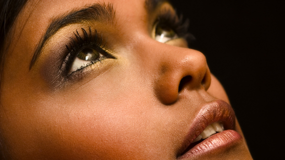 Maquillage femme à la peau métissée