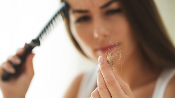 Femme qui se tire les cheveux