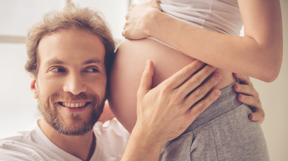 Couple, coup de pied, bébé