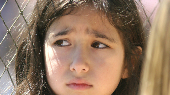 Petite fille anxieuse de l'école