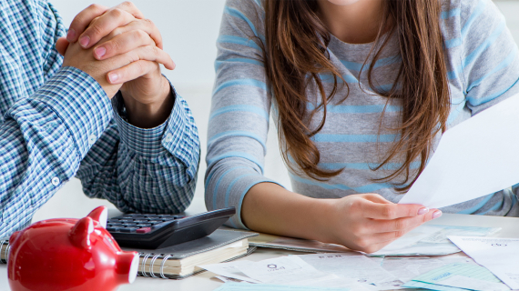 Couple qui gère son budget