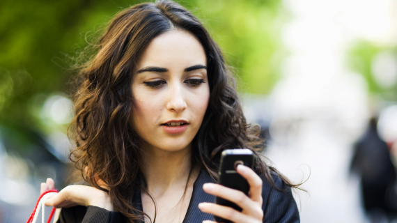 Femme téléphone sms