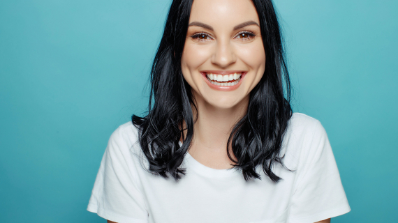 Femme souriante, dents blanches