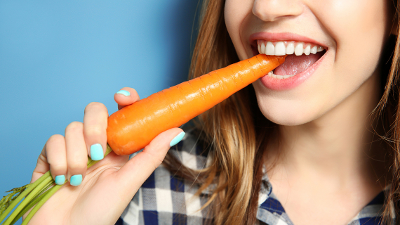 Femme souriante en train de manger