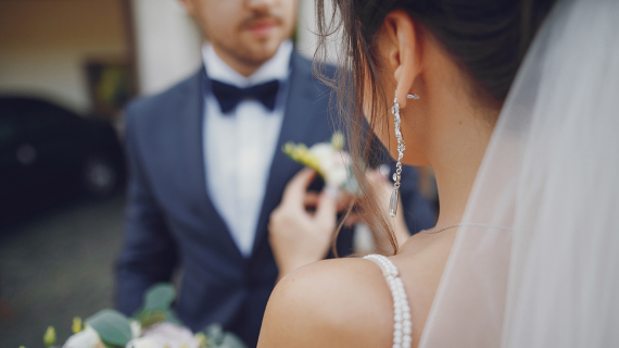 Mariage, bague, main dans la main