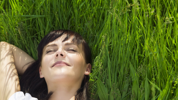 Femme allongée dans un champ, Zen