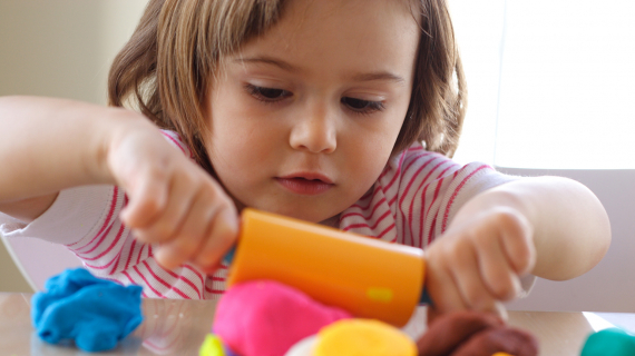 Enfant, pâte à modeler