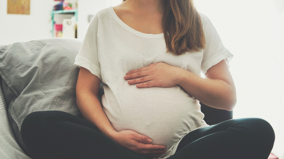 Femme enceinte couchée dans l'herbe