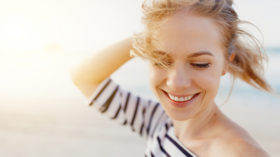 Femme, lunettes de soleil blanches