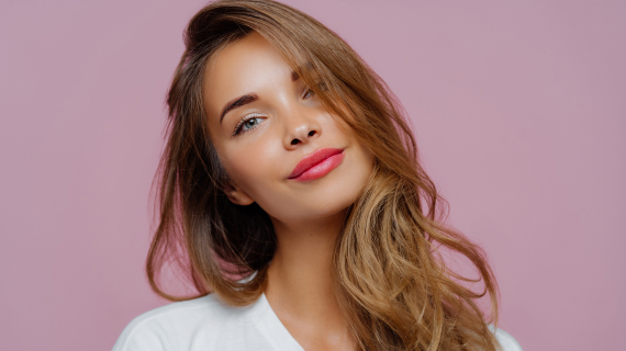 Femme, coupe de cheveux, courte