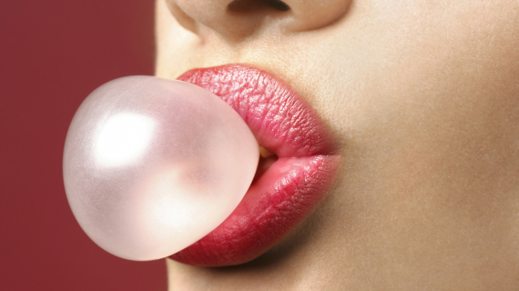 femme bulle chewing gum