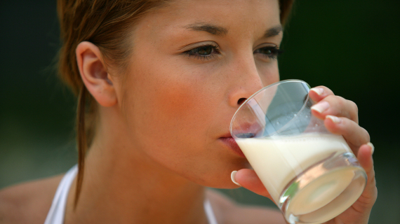 femme verre de lait